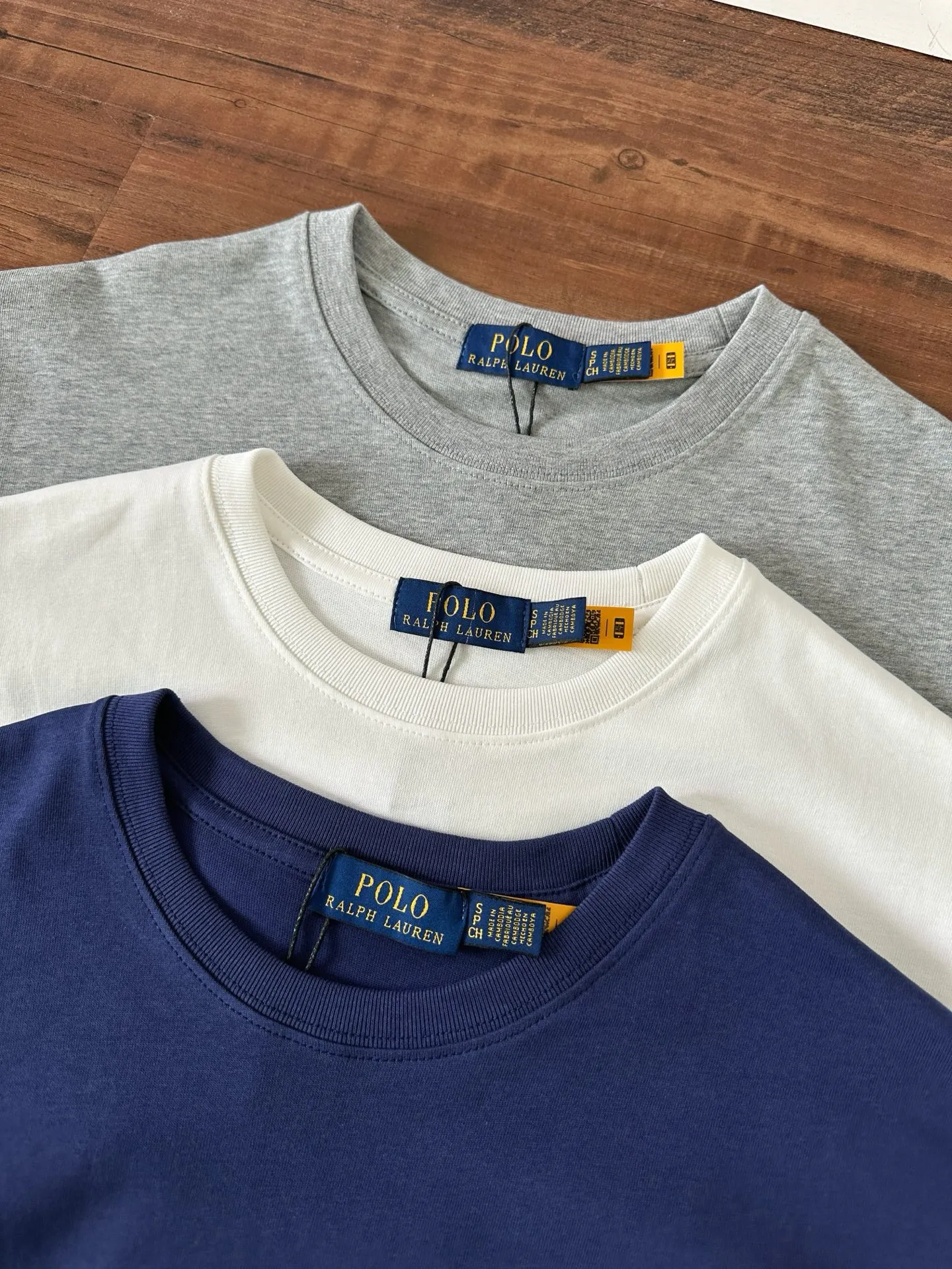 P130 Style No.: RL010】Ralph Lauren/Ralph Lauren 25ss simultaneously launches one-color horse embroidery round neck short sleeves. The main logo on the neck has a QR code mark, which can be scanned for verification, and the detailed horse mark embroidery is all high-density, all made with imported Tajima machines, distinguishing low-quality products on the market. 32 counts, 240g hydrophilic toner, 100% cotton fabric, comfortable and soft, highly breathable, focusing on high-end cost-effectiveness, needless to say good quality. Available in a variety of colors, both boys and girls can try this genderless style, giving them a yuppie tone in no time. Immerse yourself in your leisurely style, and have your own style in retro. Natural, vivid, and very French romantic feelings perfectly integrate the youthful atmosphere with the trend. The clever embellishment of the horse logo embroidery carries all the eye-catching points. Color: black, white, navy blue, gray Size: S-xL S Shoulder width 44 Bust 100 Sleeve length 22 Clothing length 68 M Shoulder width 46 Bust 104 Sleeve length 23 Clothing length 70 L Shoulder width 48 Bust 108 Sleeve length 24 Clothing length 72 xL Shoulder width 50 Bust 112 Sleeve length 25 Clothing length 74